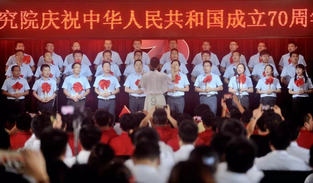 巴黎时装周:国内明星齐露怯,周杰伦似暴发户,朱一龙造型拉胯